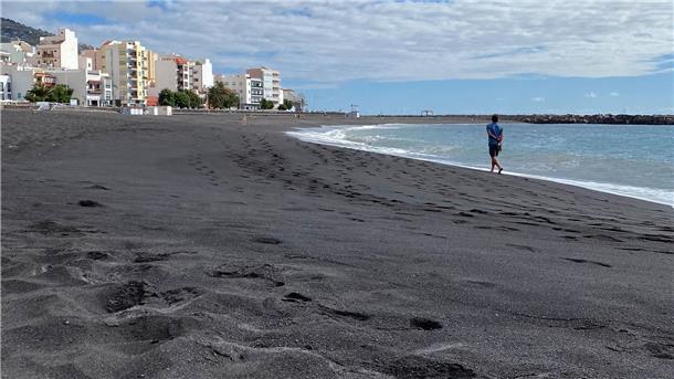 Vulkaninsel La Palma lockt mit nachhaltigem Tourismus Wie alle Strände auf La Palma ist der Sand auch vor Santa Cruz de la Palma pechschwarz, von Wind und Wellen zerriebenes Vulkangestein.