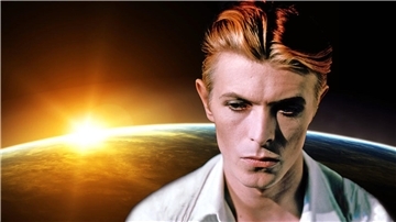 Wie aus dem Nichts taucht der geheimnisvolle Fremde in „Der Mann, der vom Himmel fiel“, gespielt von David Bowie“, in Kentucky auf. Er scheint eine Mission zu haben. 