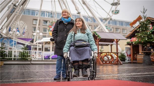 Wie barrierefrei ist Bremerhavens Weihnachtsmarkt? Rollstuhlfahrerin Petra Fiedler und Rosi Kluth-Münch vom Sozialverband VdK Bremen-Niedersachsen machen den Test.