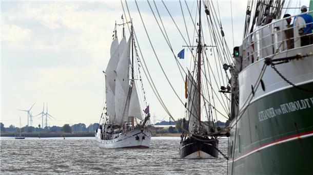 Wie bei einer Sail: "Alex II", "BV2" und "Großherzogin Elisabeth" hintereinander.