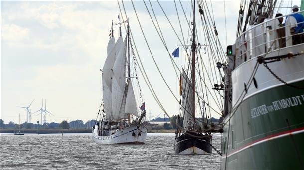 Wie bei einer Sail: Die "Alex II", die "Astarte" und die "Großherzogin Elisabeth" hintereinander - vor Bremerhaven.