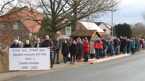Wie damals zur Einweihung formierten sich die Waddenser auch zum Abschied vom „Butjenter“ zu einem Umzug. Nur die Aufschrift auf dem Banner war eine andere als vor 37 Jahren. 