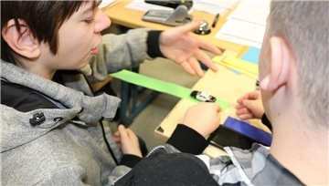 Wie dick muss das Papier sein, um ein Spielzeugauto zu halten? Schüler der 9c diskutieren, um die bestmögliche Lösung zu entwickeln.