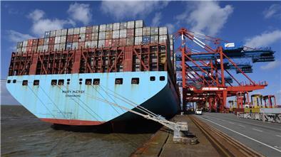 Containerschiff liegt an der Kaje