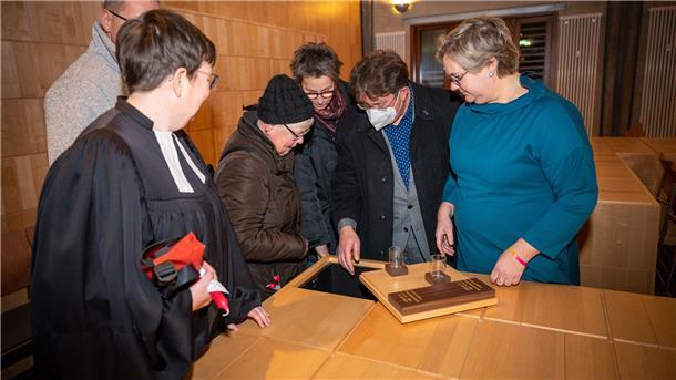 Wie die Urnen in den Fächern verstaut werden, ließen sich die Gäste erklären. Pastorin Andrea Schridde (von links), die Besucherinnen Elfriede Geiß und Heike Weiss, Sebastian Ritter vom Kirchenkreisvorstand und Pastorin Anneke Ihlenfeldt vor einem der vier Schreine.