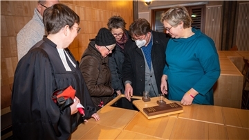 Wie die Urnen in den Fächern verstaut werden, ließen sich die Gäste erklären. Pastorin Andrea Schridde (von links), die Besucherinnen Elfriede Geiß und Heike Weiss, Sebastian Ritter vom Kirchenkreisvorstand und Pastorin Anneke Ihlenfeldt vor einem der vier Schreine.
