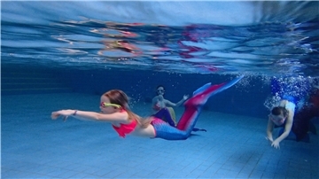 Wie eine Nixe elegant durch das Wasser: Die jungen Meerjungfrauen hatten den Bogen schnell raus.