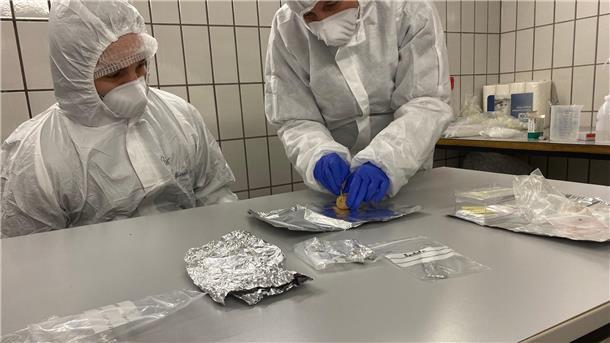 Forscher finden Wollnashorn-DNA in fossilem Hyänen-Kot Wie eine Zeitkapsel enthalten Koprolithen Hinweise auf die Produzenten der Exkremente und deren Nahrung: die verdauten Tiere und Pflanzen.