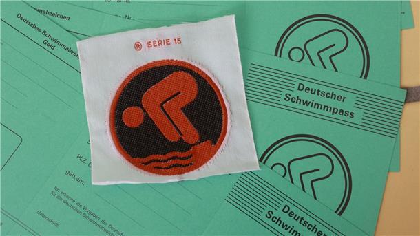 DLRG lässt Kriterien für Bronze-Schwimmabzeichen prüfen Wie einheitlich gehen die Prüfer vor, wenn sie das Schwimmabzeichen in Bronze abnehmen? Das wollen DLRG und Deutsche Sporthochschule herausfinden. (Symbolbild)