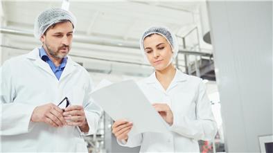 Lebensmittelkontrolle Bremerhaven: Was Bürger selbst tun können Zwei Kontrolleure blicken auf ein Blatt Papier.