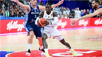 Wie gegen Griechenland werden Dennis Schröder (im weißen Trikot) und seine DBB-Teamkameraden wieder eine Topleistung benötigen, um auch gegen Spanien zu bestehen.