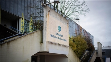 Blick auf einen Eingang der Stadthalle
