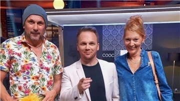 Wie gut kennen Sie Ihren Partner? Mit dieser Frage zogen Manfred Gardianczik und Andrea Schwarze aus Bremerhaven bei der Sat.1-Sendung „Paar Love“ in den Kampf. Moderator ist Ralf Schmitz (Mitte).
