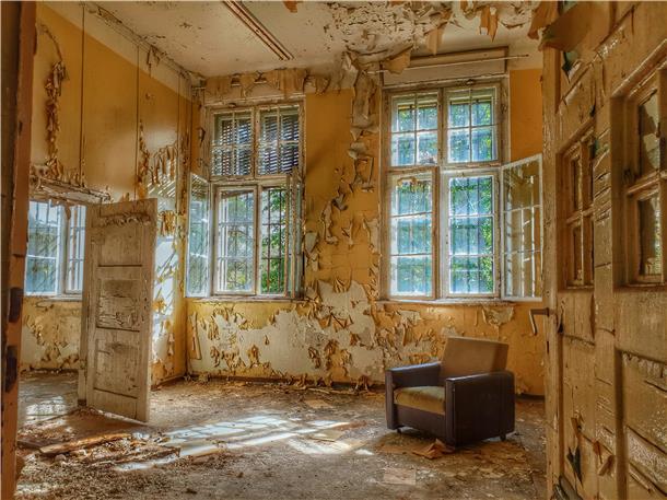 Janka Bahlmann fotografiert „Lost Places“ Wie Herbstlaub blättern die Tapeten von den Wänden dieses Raumes eines historischen Gebäudes. Ein verlorener Sessel zeugt davon, dass das Zimmer einst bessere Zeiten kannte.