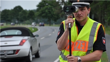 Polizist mit Lasermessgerät