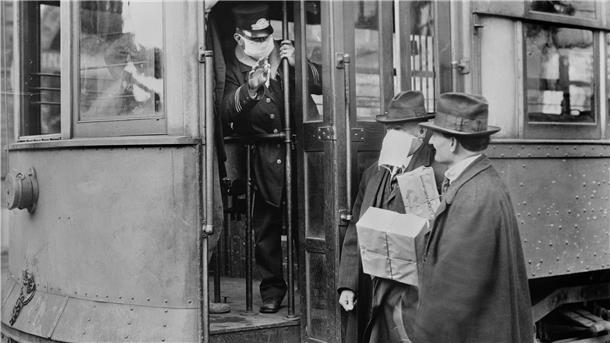 Wie hier in Seattle tragen im Oktober 1918 in vielen Städten der USA, aber nicht in allen, die Menschen Masken, zum Beispiel, wenn sie mit öffentlichen Verkehrsmitteln fahren.