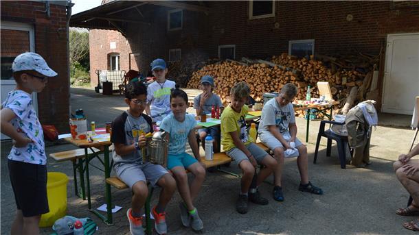 Wie Honig entsteht, erfuhren Kinder bei der Ferienpassaktion der Gemeinde Loxstedt in der Honigmühle Stotel. 