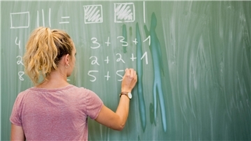 Lehrerin an einer Tafel