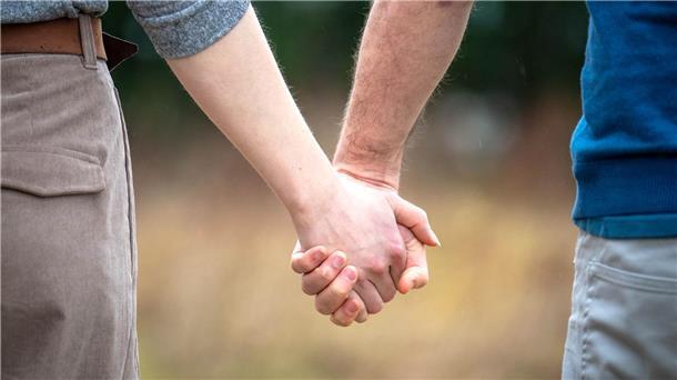 Wie kann man eine gute Beziehung führen? Gary Chapman antwortet darauf mit den „Fünf Sprachen der Liebe“.