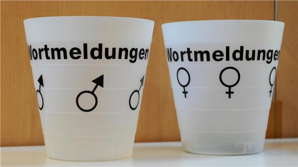 Wortmeldungen - zwei Becher mit entsprechendem Aufdruck.