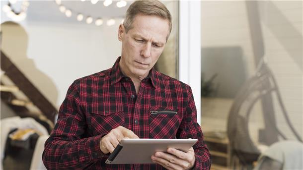 Mann mit Tablet 