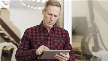 Mann mit Tablet 