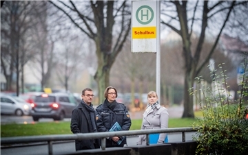 Vor einer Bremerhavener Schule begutachten Schuldezernent Michael Frost, Polizeisprecherin Nadine Laue und Isabelle Bornemann von Seestadt-Immobilien die Folgen der Zerstörungswut.