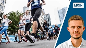 Menschen laufen bei einem Marathon. 