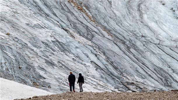 Wie lange Touristen wohl noch die Reste des Gletschers auf der Zugspitze betrachten können?