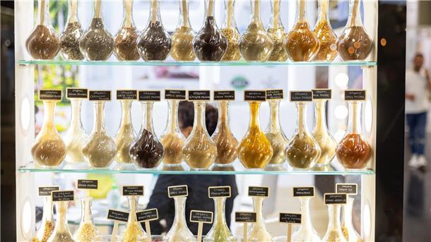 Wie nachhaltig Gewürze produziert worden sind, können Verbraucher hierzulande nur schwer nachvollziehen. Diverse Gewürz-Sorten am Stand eines indischen Unternehmens auf der Messe Biofach in Nürnberg.