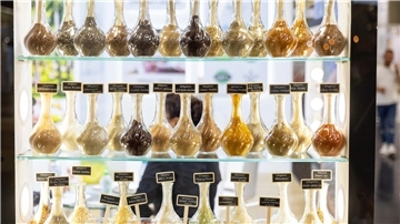 Wie nachhaltig Gewürze produziert worden sind, können Verbraucher hierzulande nur schwer nachvollziehen. Diverse Gewürz-Sorten am Stand eines indischen Unternehmens auf der Messe Biofach in Nürnberg.