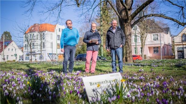 Wie naturnah ist das Stadtgrün in Bremerhaven? Stadtrat Ulf Eversberg, Thomas Reinicke (Technischer Leiter des Gartenbauamts) und Mathias Neumann (stellvertretender Abteilungsleiter im Gartenbauamt) hoffen jetzt auf „Gold“. 