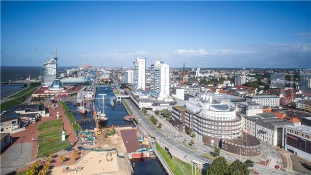Wie nimmt das Umland Bremerhaven wahr? Blick in Bremerhavens Zentrum vom Radarturm auf den Alten Hafen, die Columbusstraße sowie Havenwelten. Foto: Hartmann