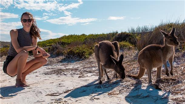 Wie organisiere ich mein Work & Travel? Maike Brennenstuhl – hier mit Kängurus in Australien – hat mit Co-Gründern eine besondere Agentur.