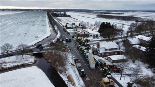 Wie schon am Montag versammeln sich auch am Donnerstag wieder Landwirte in Osten zu einem Protest. Am Montag wurde die Kreuzung der B495 mit der Landstraße Altendorf/Kranenweide blockiert.