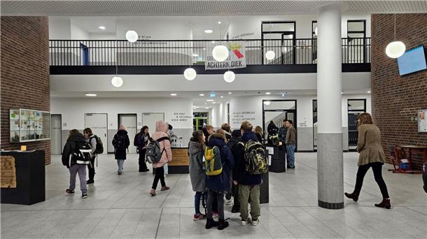 Wie schon in vergangenen Jahren nahmen Schüler der OS Dorum Achtern Diek den Jahrestag der Reichspogromnacht zum Anlass, Mitschüler mit einer Ausstellung an das historische Datum zu erinnern.