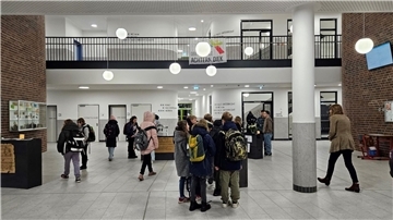 Wie schon in vergangenen Jahren nahmen Schüler der OS Dorum Achtern Diek den Jahrestag der Reichspogromnacht zum Anlass, Mitschüler mit einer Ausstellung an das historische Datum zu erinnern.