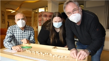 Wie schreibt man „Phänomenta“ in Blindenschrift? Werner Köhler, Dr. Petra Brandt und Jens Habich (von links) vom Vorstand des Phänomenta-Vereins zeigen es an dem neuen Braille-Tisch.