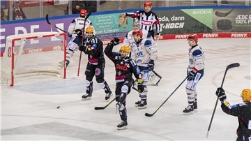 Wie so oft zwischen den Pinguins und Schwenningen war es auch diesmal ein Spiel, in dem es mehr kämpferische als spielerische Elemente gab. Nino Kinder (Mitte) schoss eines der beiden Pinguins-Tore.