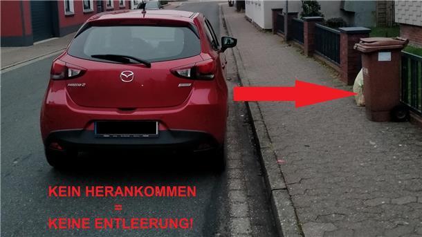 Wesermarsch: Falschparker machen Müllwagenfahrern die Arbeit schwer Wie soll der Greifarm des Müllfahrzeugs hier zur Biotonne gelangen? Dieses Foto ist an der Peterstraße in Elsfleth entstanden.