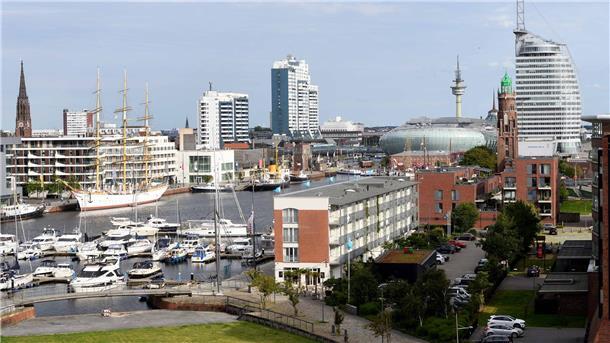 Panoramaansicht des Bremerhavener Hafenbereichs mit Blick auf die Marina, zahlreiche Yachten und dem Dreimaster "Schulschiff Deutschland".