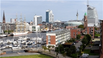 Panoramaansicht des Bremerhavener Hafenbereichs mit Blick auf die Marina, zahlreiche Yachten und dem Dreimaster "Schulschiff Deutschland".