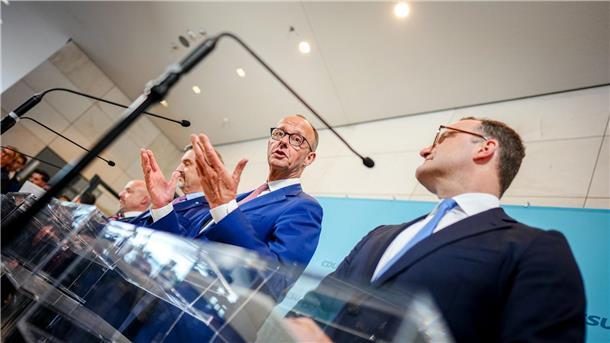 Merz hält sich in Debatte über AfD-Verbotsverfahren zurück Wie umgehen mit der AfD? In einem Punkt gibt Friedrich Merz schon eine klare Antwort - zu einem möglichen Verbotsverfahren hält er sich noch zurück.