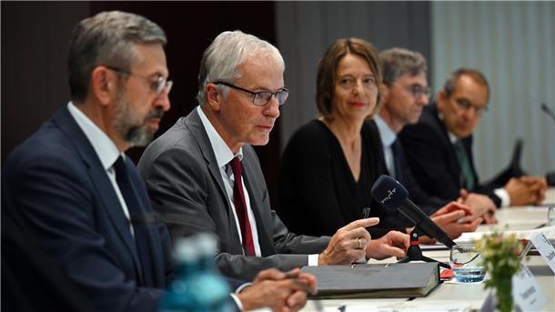 Wie umgehen mit Rechtsreferendaren, bei denen Zweifel an der Verfassungstreue besteht? Unter anderem mit dieser Frage haben sich die Präsidentinnen und Präsidenten der Oberlandesgerichte, des Kammergerichts, des Bayerischen Obersten Landesgerichts und des Bundesgerichtshofs bei ihrer Jahrestagung in Weimar beschäftigt.