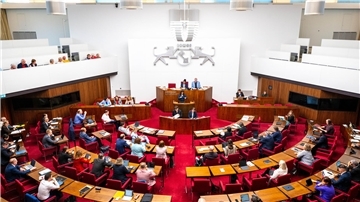 Abgeordnete der Bremischen Bürgerschaft nehmen an einer Plenarsitzung teil. 