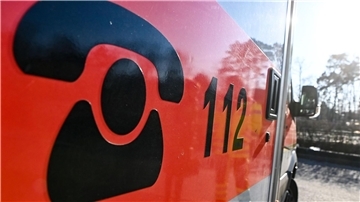 Der Schriftzug 112 für die Notrufnummer steht auf einem Rettungswagen