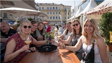 Gäste beim Weinfest
