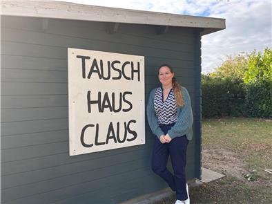 Tauschen statt kaufen: Tarmstedter Tauschhaus ist wieder in Betrieb Wiebke Scheidl freut sich, dass das Tarmstedter Tauschaus wieder seinen Betrieb aufnehmen kann. Unterstützt wird sie künftig von einem kleinen Team.