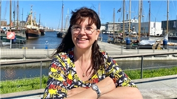 Wieder da, endlich zurück am geliebten Deich: Lucia Macagnino (51) ist weg aus dem Ruhrpott und aus Ostfriesland neu in die Stadt Bremerhaven gezogen, in der sie seit ihrer Kinderzeit nicht mehr war. So glücklich ist die gebürtige Hernerin, dass ihr an den Stufen des Neuen Hafens nach Tanzen zumute ist.