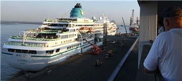 Ein Schiff liegt an der Kaje